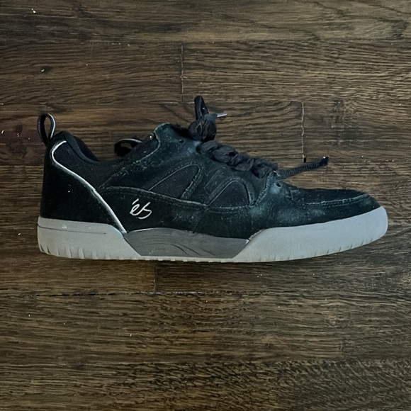 USED eS Skateboarding shoes size 7.5 in faur condition - Picture 2 of 4